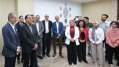 رئيس الوزراء يلتقي عددا من خريجي برنامج التدريب من أجل التوظيف وأكاديمية المواهب المصرية 