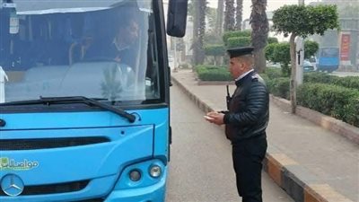 ضبط 45 مخالفة سرفيس خلال حملات رقابية على المواقف وخطوط السير بالجيزة | صور