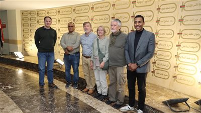 وفد بعثة شيكاغو الأمريكية يدعم مرضى السرطان بالأقصر