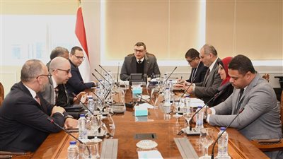وزير الإسكان يعقد اجتماعا مع مجموعة عبد المحسن الحكير القابضة لعرض الفرص الاستثمارية بالمدن الجديدة