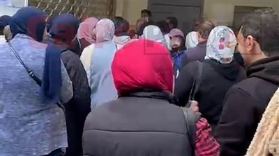 طوابير زحام│ مشادات بين مواطنين والعاملين بـ صحة سموحة بسبب تطعيم العمرة.. والشرطة تتدخل