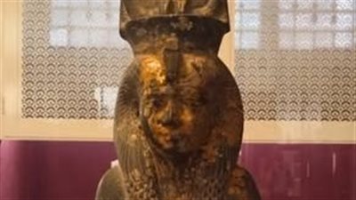 من الجرانيت المذهب.. المتحف المصري بالتحرير يعلن عرض تمثال فريد لزوجة الإله آمون | صور