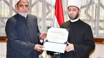 بعد طعنه ورفضه مليون جنيه تعويضًا.. وزير الأوقاف يكرم الشيخ جمال إبراهيم إمام مسجد بالمنوفية