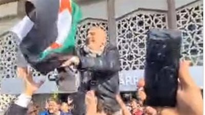 حملوه على الأكتاف.. أهالي دمشق يستقبلون جمال سليمان بالأحضان والمزمار بعد غيابه عن سوريا 13 عاما| صور