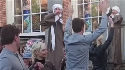 مدد عابر للقارات.. فيديو هولنديين يرقصون مع صعيدي بأمستردام يثير إعجاب السوشيال ميديا