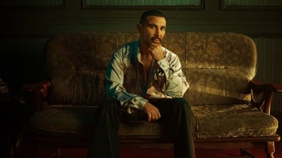 حبيبنا.. أحمد سعد يروج لألبومه الجديد بـ لوك جديد