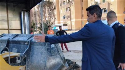 تنفيذ 5 قرارات لإزالة إعلانات واجهات المحلات والأكشاك المخالفة بحي الصداقة بأسوان