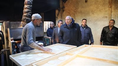 خلال جولته على أحد المخابز.. محافظ الوادي الجديد: من حق المواطن وزن الخبز قبل الشراء