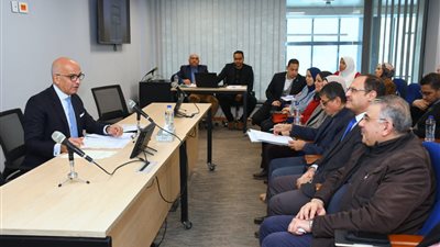 رئيس جامعة عين شمس يعقد اجتماعًا لمناقشة التوجيهات الجديدة بشأن نظام السنة التأسيسية للطلاب 