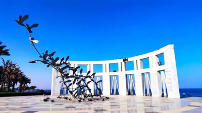 بمناسبة مرور 21 عامًا.. محافظ جنوب سيناء يضع أكليل الزهور على النصب التذكاري لضحايا الطائرة الفرنسية بشرم الشيخ