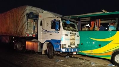 مصرع شخصين وإصابة 7 آخرين إثر تصادم أتوبيس وتريلا بطريق أبو سمبل بأسوان