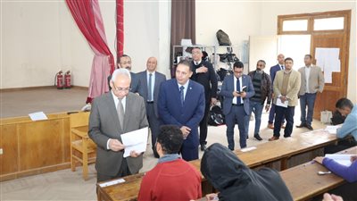 رئيس جامعة المنيا يتابع سير الامتحانات بلجان كلية الطب البيطري بالمنيا الجديدة