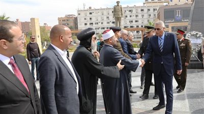 محافظ أسوان يضع إكليلا من الزهور على النصب التذكاري احتفالا بالعيد القومي للمحافظة