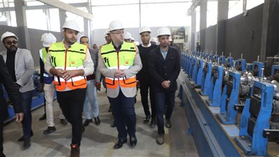 محافظ بني سويف يتفقد عددًا من المصانع بمنطقة بياض العرب ويبحث سبل دعم الإنتاج والتصدير