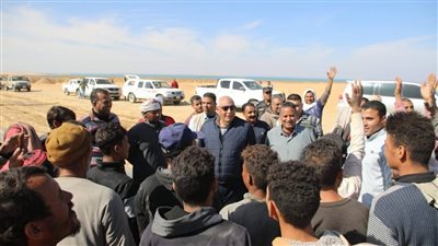 بعد الشكاوى من سماسرة الأراضي.. محافظ الوادي الجديد يتفقّد مشروعات الاستثمار بمنطقة بحيرات باريس