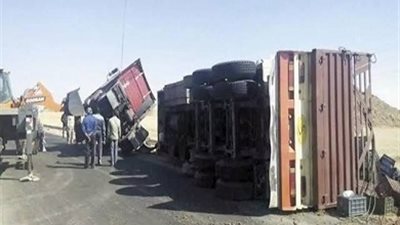 انقلاب سيارة نقل محملة بـ 60 طن سكر بالطريق الأوسطي اتجاه الجيزة 