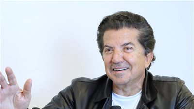 وليد توفيق عن ظهور المطربين بملابس مثيرة للجدل: كنت في سهرة.. والمطرب طلعلي بالشبشب