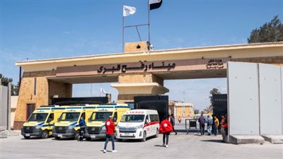 نقل 52 مصابًا ومريضًا فلسطينيًا للعلاج في المستشفيات المصرية بعد عبورهم من معبر رفح 