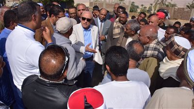 خلال جولة بمدينة القرنة.. محافظ الأقصر يتفقد تل بلال ويستجيب لمطالب أهالي حاجر الأقالتة 