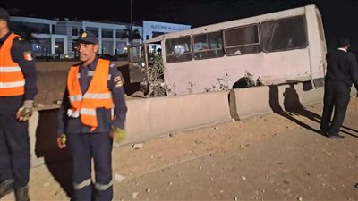 اصطدم بالجزيرة الوسطى.. تفاصيل إصابة 14 شخصا في انقلاب أتوبيس بصحراوي الإسكندرية | صور