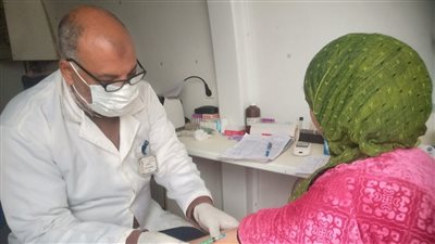 الكشف وتوفير العلاج بالمجان لـ 1170 حالة خلال قافلة طبية ببني سويف