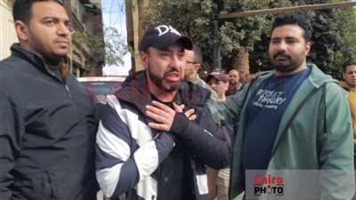 مش قادر يصلب طوله.. نجل فكري صادق يبكي خلال جنازة والده: سبتني لمين يا بابا| صور 