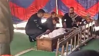 كان بيبكي جنب النعش.. انهيار مراد فكري قبل صلاة الجنازة على جثمان والده بمسجد السيدة نفيسة | بث مباشر