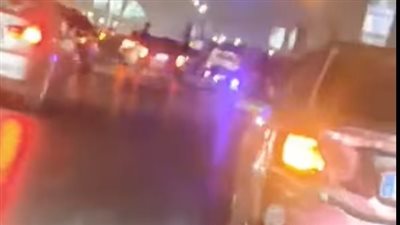 اعترض على التصوير.. القبض على المتهم بتحطيم سيارة شاب صوّره خلال تعطيله الحركة المرورية