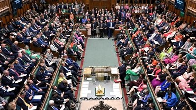 إغلاق إحدى الحانات الشهيرة بالبرلمان البريطاني بعد الاشتباه بتسمم المشروبات 