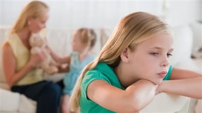 ما حكم التمييز بين الأبناء في الكسوة والهدايا؟.. أمين الفتوى يجيب