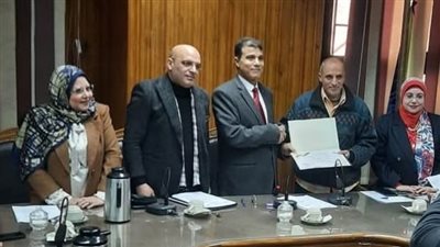 آداب بني سويف تكرم عاملًا أعاد حقيبة بها مبلغ مالي لصاحبتها ورفض المكافأة