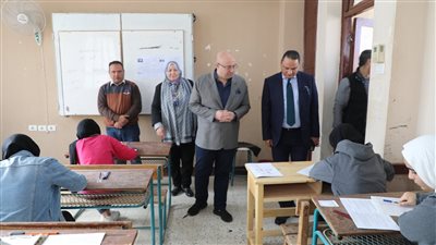 محافظ بني سويف يتفقد لجان امتحان الفصل الدراسي الأول للشهادة الإعدادية ويُطمْئِن أولياء الأمور