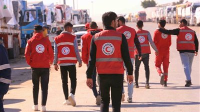 الهلال الأحمر: دخول قافلة من المعدات المصرية إلى قطاع غزة لرفع الأنقاض والركام