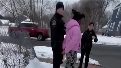 بتهمة سرقة السيارات.. شرطة نيويورك تثير الجدل بعد القبض خطأً على فتاة عمرها 11 عاما