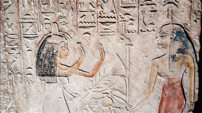 المتحف المصري بالتحرير يعرض قطعة أثرية من الحجر الجيري لامرأة تقدم القرابين | صور