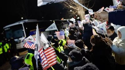 محتجون يقتحمون مقر محكمة في كوريا الجنوبية بعد تمديد حجز الرئيس المعزول 