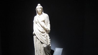 المتحف اليوناني الروماني يعرض تمثالا لسيدة من الطبقة العليا