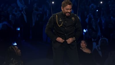 محلقًا في الجو.. تامر حسني يحيي حفل Joy Awards.. ونيللي كريم تشاركه الغناء