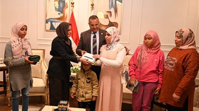 بتوجيهات الإمام الطيب.. بيت الزكاة يوفر جهازي تابلت لطالبتين مكفوفتين بجنوب سيناء لمساعدتهما على استكمال دراستهما