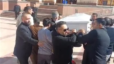وصول جثمان والد ياسمين عبد العزيز إلى مسجد المشير طنطاوي لأداء صلاة الجنازة 