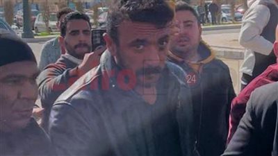 أحمد العوضي والمنتج تامر مرسي يساندان ياسمين عبد العزيز في جنازة والدها بمسجد المشير طنطاوي