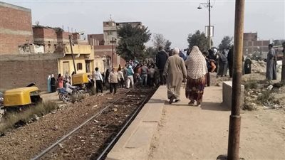 رأس بلا جسد.. مصرع شاب اصطدم بكوبري علوي خلال استقلاله قطارًا في دمنهور