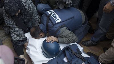 واجهوا الرصاص بالكلمة والصورة.. شهداء الصحافة في غزة أبطال الصفوف الأولى بالحرب 
