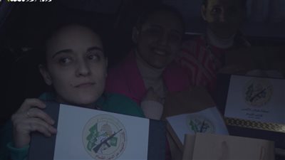 تفاصيل حصول الأسيرات الـ3 على شهادات إفراج من حماس.. ما طبيعة الهدايا المقدمة؟