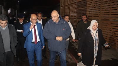 محافظ القليوبية ومدير الأمن ينتقلان لموقع حريق ثلاجة خضار وفاكهة بالقناطر