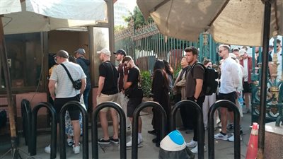 من مختلف الجنسيات.. إقبال كبير من السائحين على زيارة المتحف المصري بالتحرير| صور