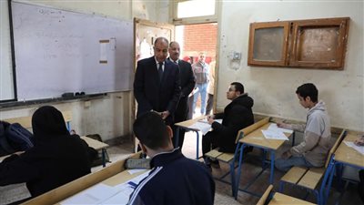 الامتحان اتصور.. مجازاة 3 مراقبين بالخصم وحرمانهم من المشاركة بأعمال الامتحانات في المنيا