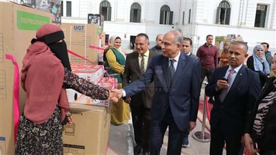 محافظ المنيا يسلم أجهزة لـ 20 عروسًا: التكافل سمة من سمات رقي المجتمعات| فيديو 