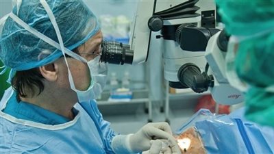 أطباء يجرون أول عملية جراحية من نوعها لإزالة إعتام عدسة العين لمولود بالهند