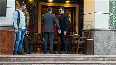 شقيق ياسمين عبد العزيز يستقبل عزاء والده بمسجد الشرطة في صلاح سالم | بث مباشر